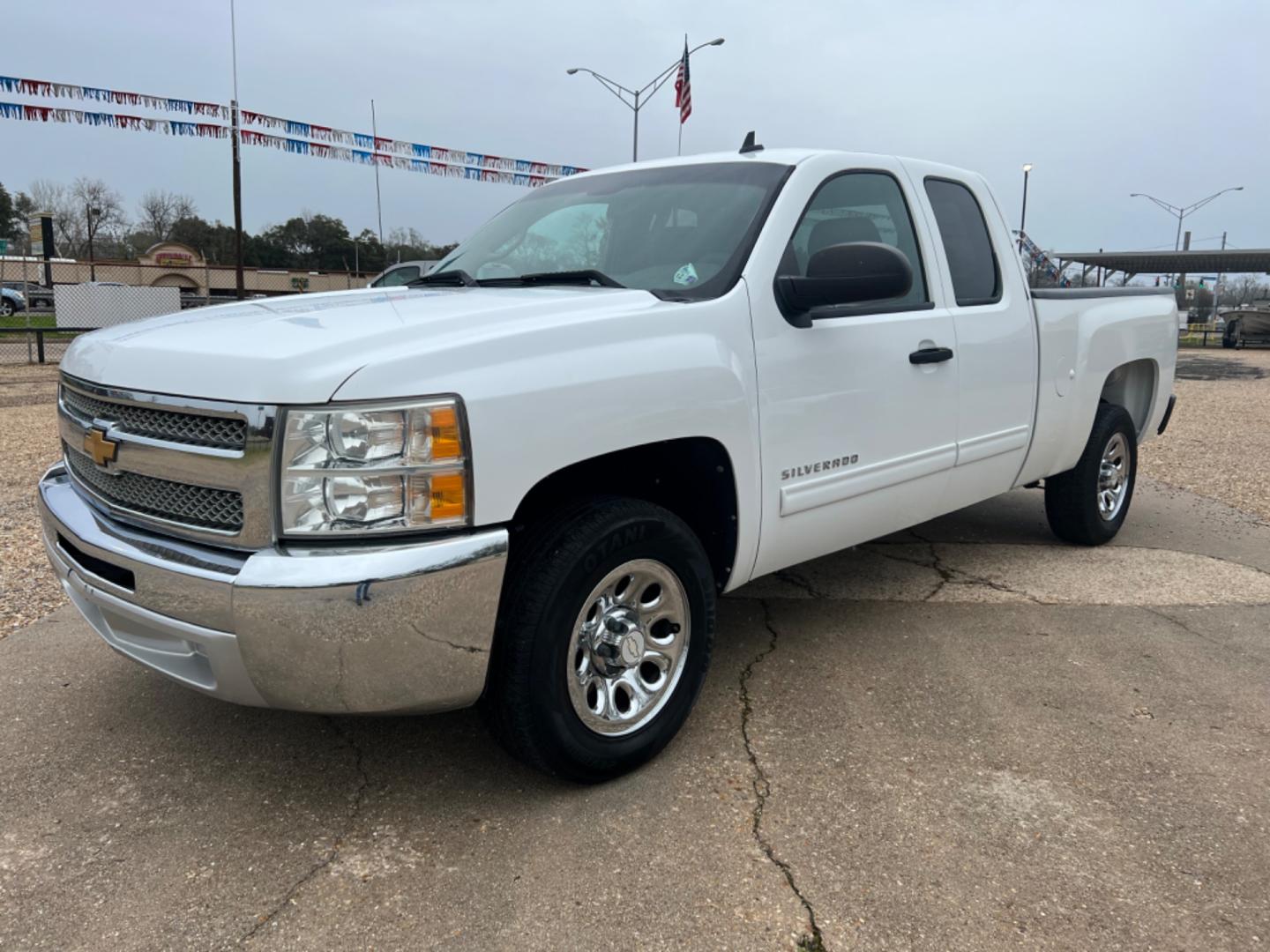 2012 White /Black Chevrolet Silverado 1500 LT (1GCRCSEAXCZ) with an 4.8 V8 engine, Automatic transmission, located at 4520 Airline Hwy, Baton Rouge, LA, 70805, (225) 357-1497, 30.509325, -91.145432 - 2012 Chevy Silverado Ext Cab LT 4.8 V8 Gas, 166K Miles, Power Windows, Locks & Mirrors, Spray In Bedliner, Tow Pkg. NO IN HOUSE FINANCING. FOR INFO PLEASE CONTACT JEFF AT 225 357-1497 CHECK OUT OUR A+ RATING WITH THE BETTER BUSINESS BUREAU WE HAVE BEEN A FAMILY OWNED AND OPERATED BUSINESS AT THE SAM - Photo#0